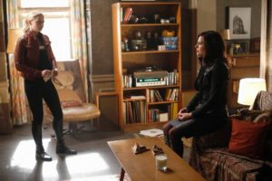 Emma and Regina talk in OUAT Season Five finale